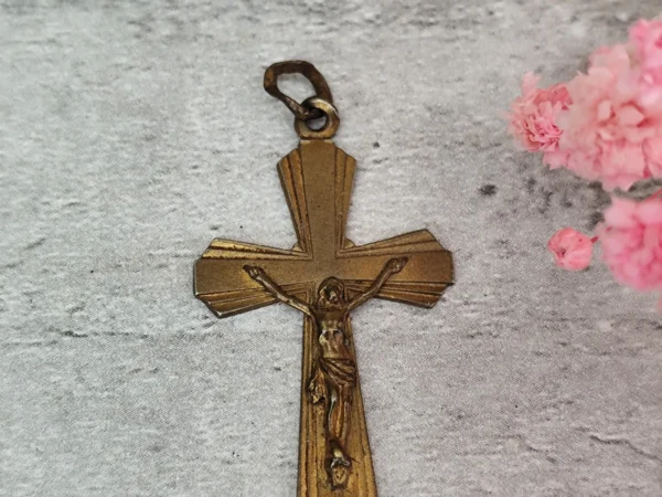 ancien pendentif croix religieuse de couleur dorée, crucifix Jésus Christ – Image 3