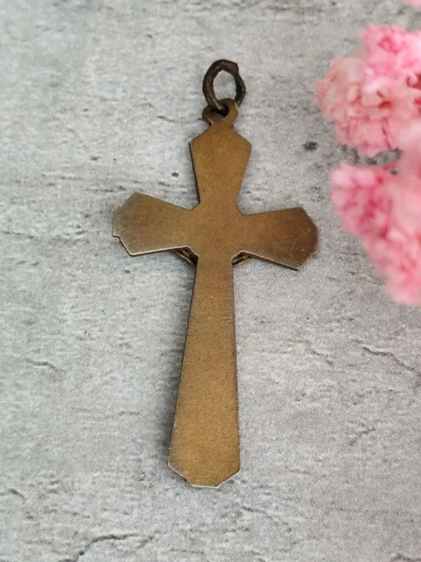 ancien pendentif croix religieuse de couleur dorée, crucifix Jésus Christ – Image 2
