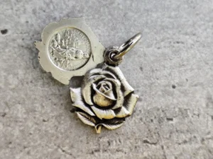 Rare médaille religieuse de sainte Germaine de couleur argent