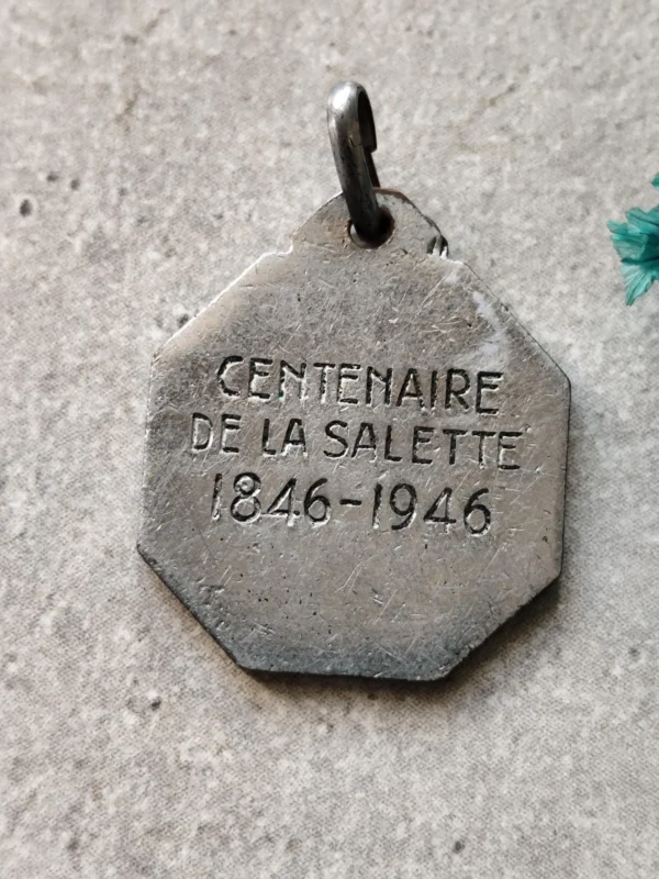 Ancienne médaille religieuse de notre dame de la Salette en email bleu et argent centenaire de la Salette 1846 1946 – Image 2
