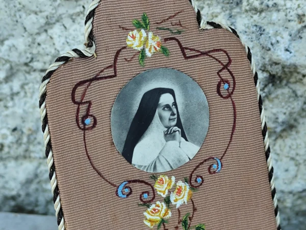 Rare relique de linge porté par la bienheureuse Marie Euphrasie pelletier congrégation de notre dame de charité de bon pasteur d'angers – Image 4