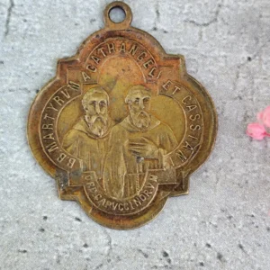 Rare antique médaille religieuse des ordres des capucins agathangeli & cassiani martyrs en laiton