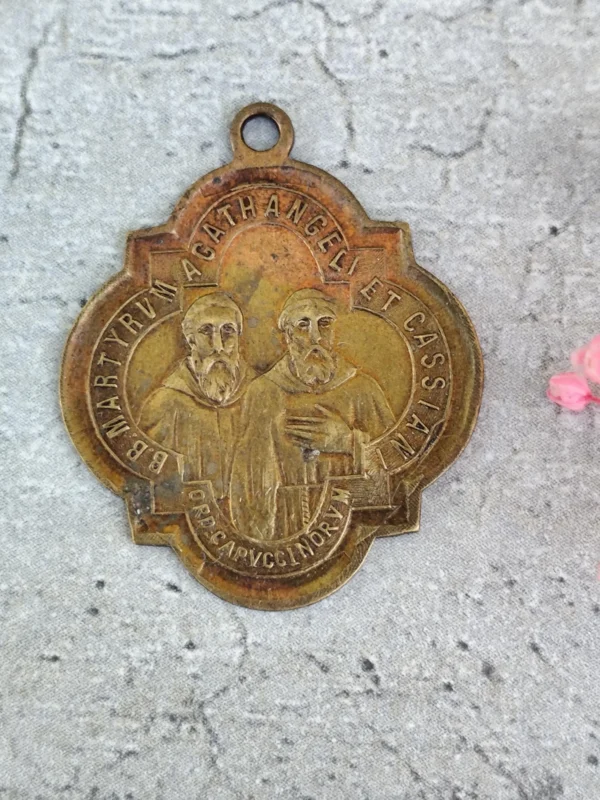 Rare antique médaille religieuse des ordres des capucins agathangeli & cassiani martyrs en laiton