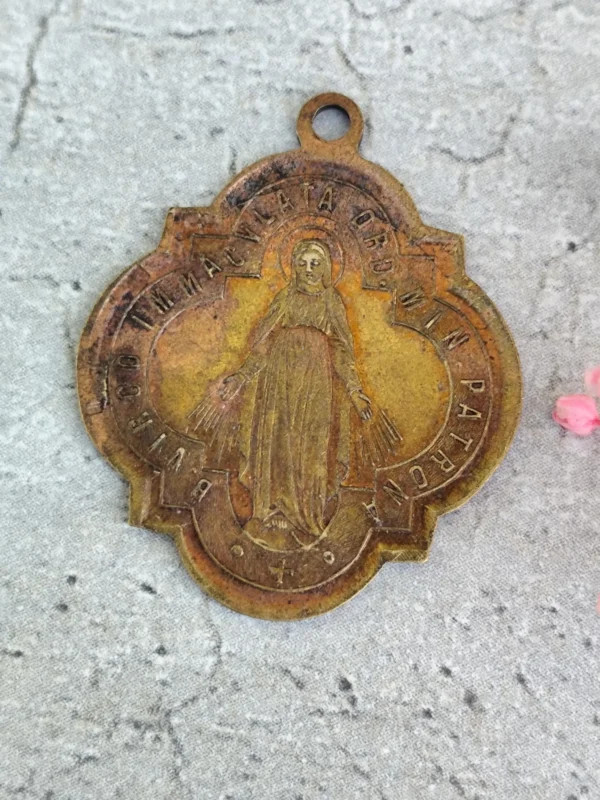 Rare antique médaille religieuse des ordres des capucins agathangeli & cassiani martyrs en laiton – Image 2