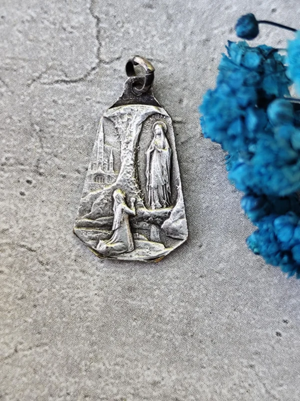Antique médaille religieuse de la Vierge Marie de lourdes en émail – Image 2