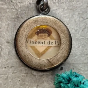 Médaille reliquaire ancienne religieuse française , médaille pour sanctuaire, pendentif avec relique de Saint-Vincent de Paul à l'intérieur.
