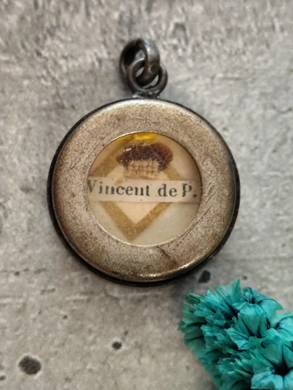 Médaille reliquaire ancienne religieuse française , médaille pour sanctuaire, pendentif avec relique de Saint-Vincent de Paul à l'intérieur.