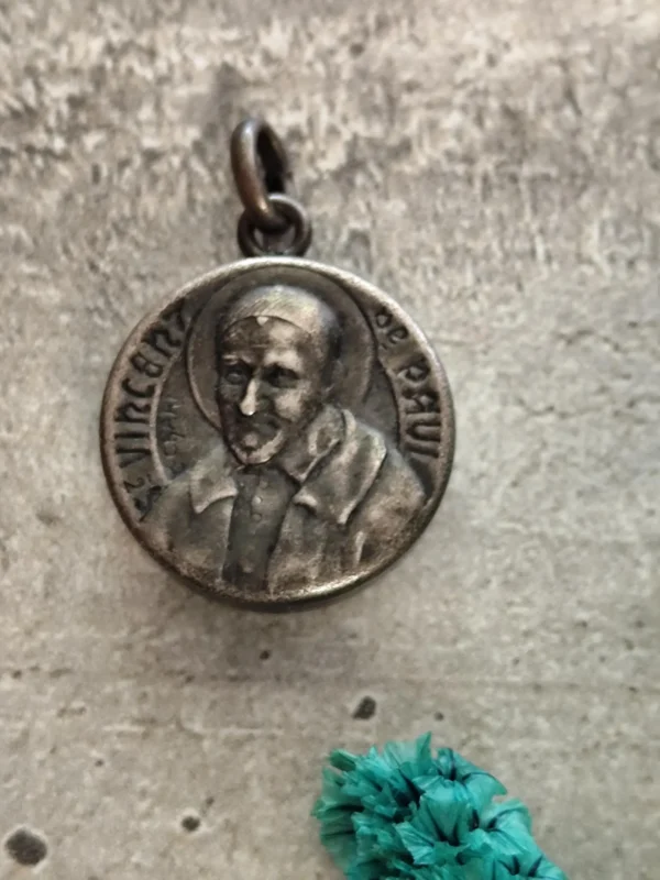 Médaille reliquaire ancienne religieuse française , médaille pour sanctuaire, pendentif avec relique de Saint-Vincent de Paul à l'intérieur. – Image 2