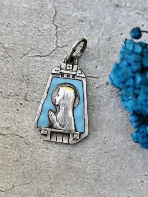 Antique médaille religieuse de la Vierge Marie de lourdes en émail