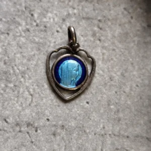 Rare antique médaille religieuse française marie email notre dame de lourdes en forme de coeur