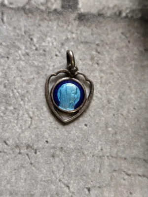 Rare antique médaille religieuse française marie email notre dame de lourdes en forme de coeur