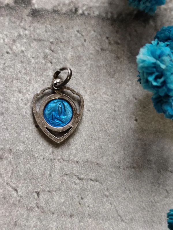 Rare antique médaille religieuse française marie email notre dame de lourdes en forme de coeur – Image 2