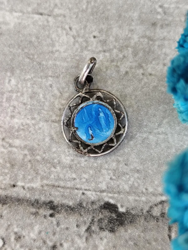 Antique médaille religieuse de la Vierge Marie de lourdes en émail en argent – Image 2