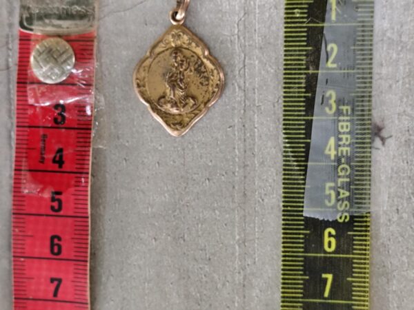 Rare Médaille religieuse de la Vierge Marie et l'enfant de couleur dorée – Image 3