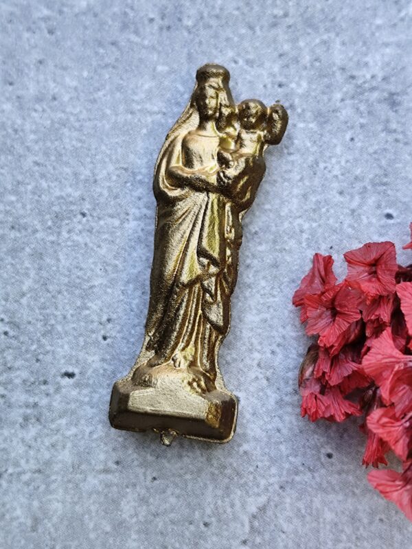 Ancienne petite statue religieuse de voyage de la vierge marie et l'enfant en plastique – Image 2