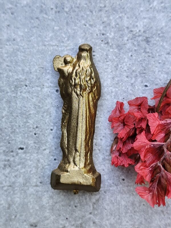 Ancienne petite statue religieuse de voyage de la vierge marie et l'enfant en plastique – Image 3