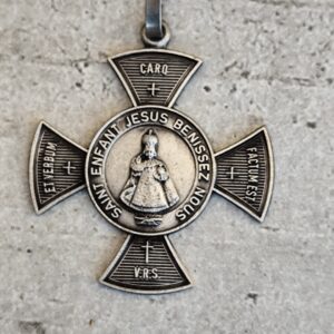 Ancienne croix religieuse de Jésus de Prague.