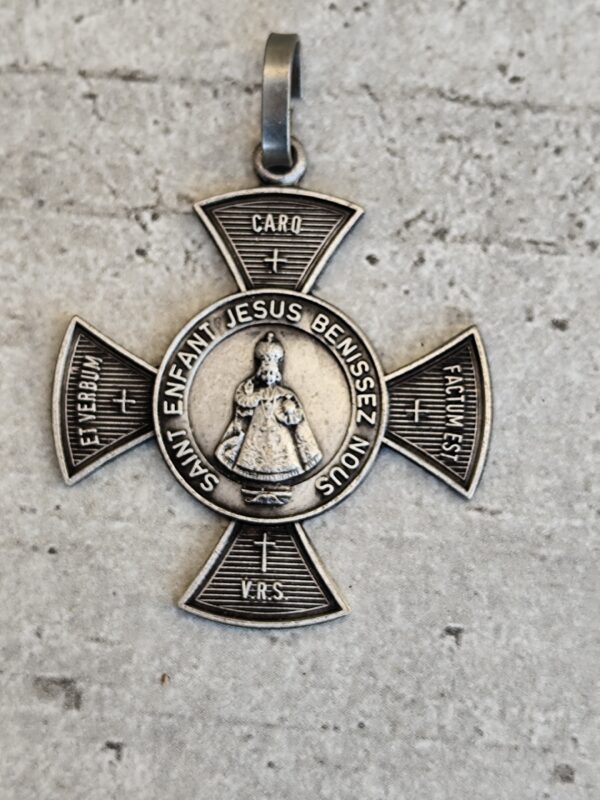 Ancienne croix religieuse de Jésus de Prague.