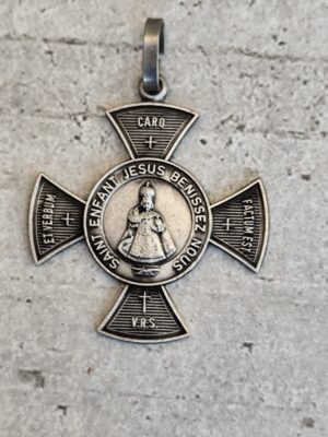 Ancienne croix religieuse de Jésus de Prague.