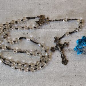 Antique chapelet religieux avec des perles blanches et un connecteur avec le M de la Vierge Marie