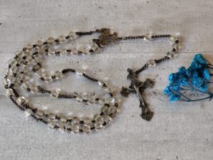 Antique chapelet religieux avec des perles blanches et un connecteur avec le M de la Vierge Marie