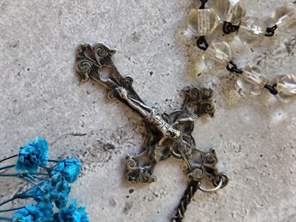 Antique chapelet religieux avec des perles blanches et un connecteur avec le M de la Vierge Marie – Image 3