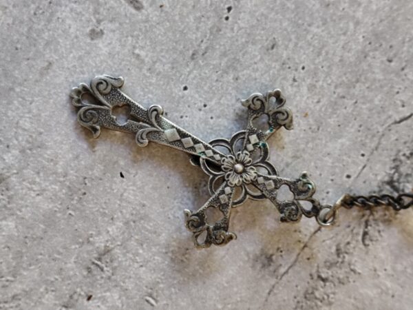 Antique chapelet religieux avec des perles blanches et un connecteur avec le M de la Vierge Marie – Image 6
