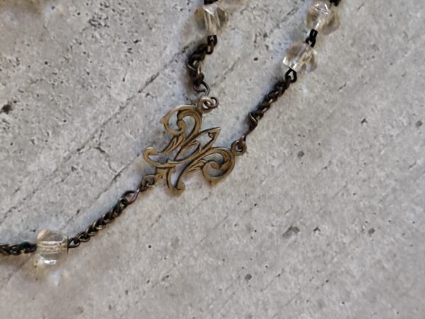 Antique chapelet religieux avec des perles blanches et un connecteur avec le M de la Vierge Marie – Image 7
