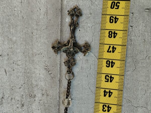 Antique chapelet religieux avec des perles blanches et un connecteur avec le M de la Vierge Marie – Image 8