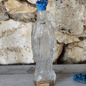 Ancienne bouteille de la Vierge Marie de Lourdes en verre avec de l'eau bénite