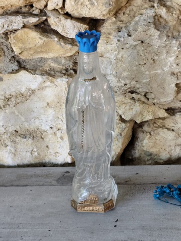 Ancienne bouteille de la Vierge Marie de Lourdes en verre avec de l'eau bénite