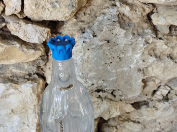 Ancienne bouteille de la Vierge Marie de Lourdes en verre avec de l'eau bénite – Image 2