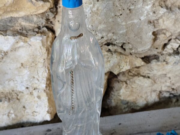 Ancienne bouteille de la Vierge Marie de Lourdes en verre avec de l'eau bénite – Image 3