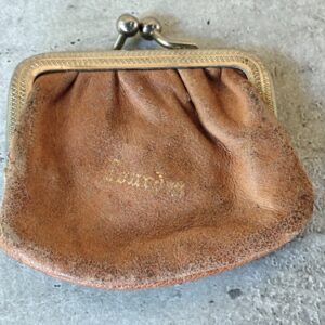 Ancien porte monnaie en cuir souvenir de Lourdes