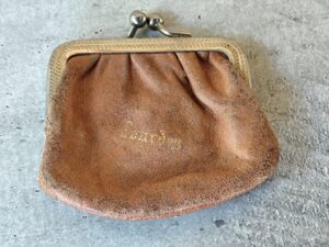 Ancien porte monnaie en cuir souvenir de Lourdes