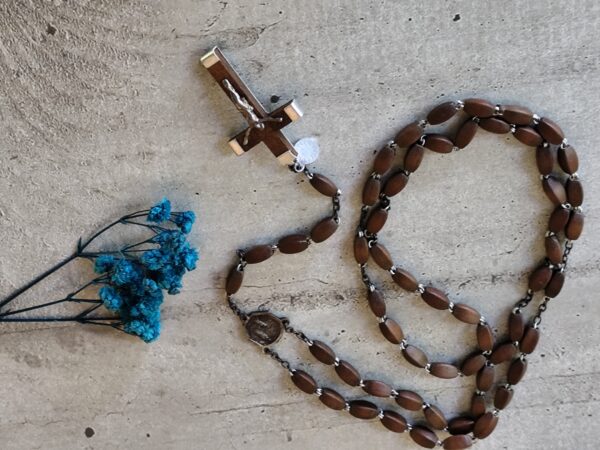 Ancien chapelet de la vierge Marie de lourdes avec croix en bois. – Image 2