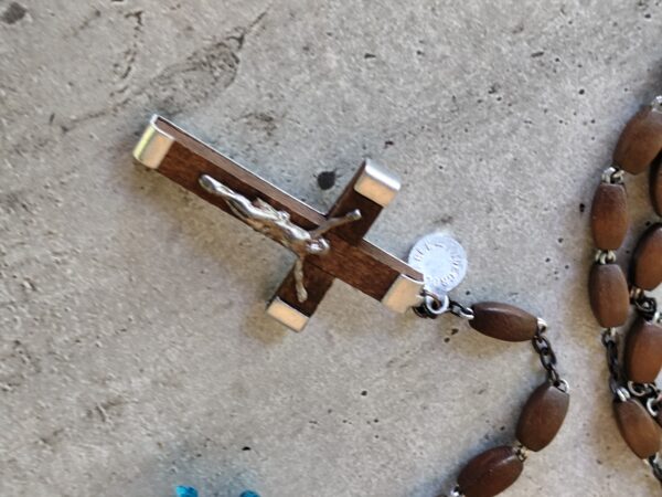 Ancien chapelet de la vierge Marie de lourdes avec croix en bois. – Image 3
