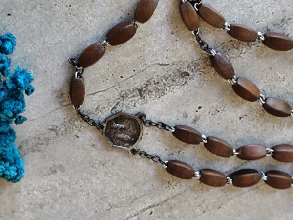 Ancien chapelet de la vierge Marie de lourdes avec croix en bois. – Image 4