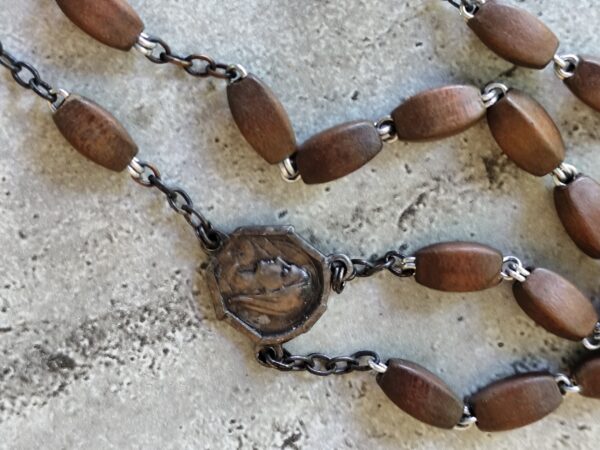 Ancien chapelet de la vierge Marie de lourdes avec croix en bois. – Image 7