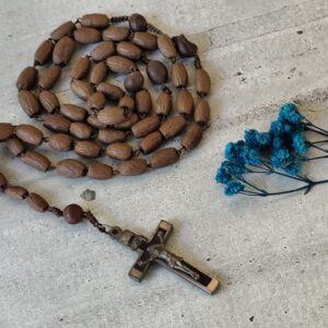 Rare ancien chapelet en perles de bois avec une croix pectorale en bois d'ébène.
