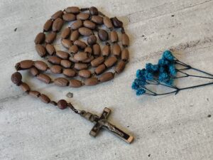 Rare ancien chapelet en perles de bois avec une croix pectorale en bois d'ébène.
