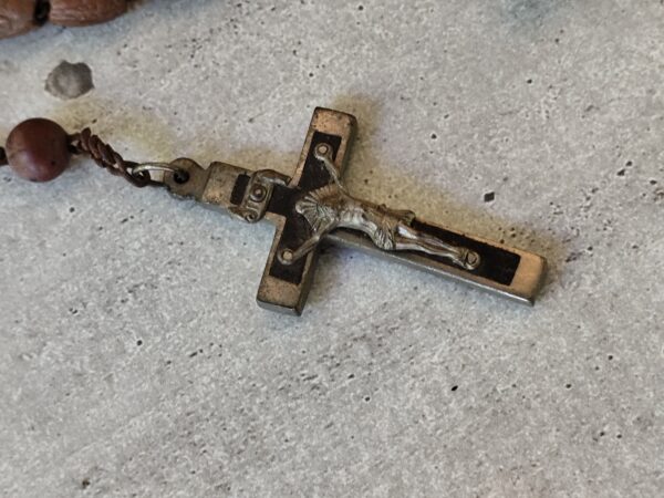 Rare ancien chapelet en perles de bois avec une croix pectorale en bois d'ébène. – Image 2