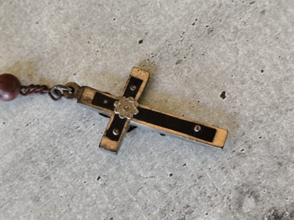 Rare ancien chapelet en perles de bois avec une croix pectorale en bois d'ébène. – Image 3
