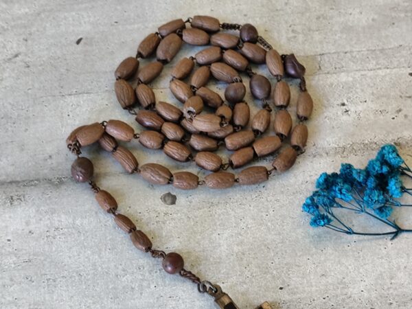 Rare ancien chapelet en perles de bois avec une croix pectorale en bois d'ébène. – Image 4