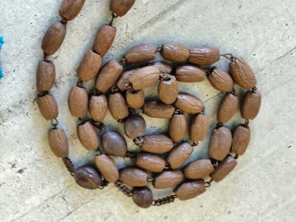 Rare ancien chapelet en perles de bois avec une croix pectorale en bois d'ébène. – Image 6