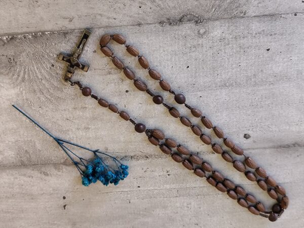 Rare ancien chapelet en perles de bois avec une croix pectorale en bois d'ébène. – Image 7