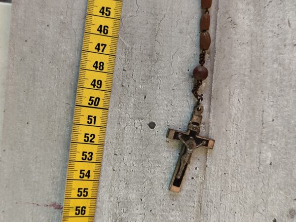 Rare ancien chapelet en perles de bois avec une croix pectorale en bois d'ébène. – Image 8