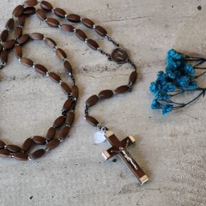 Ancien chapelet de la vierge Marie de lourdes avec croix en bois.