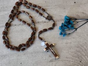 Ancien chapelet de la vierge Marie de lourdes avec croix en bois.