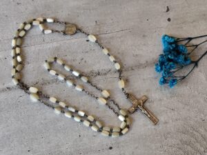 Antique chapelet en perles de nacre de la Vierge Marie